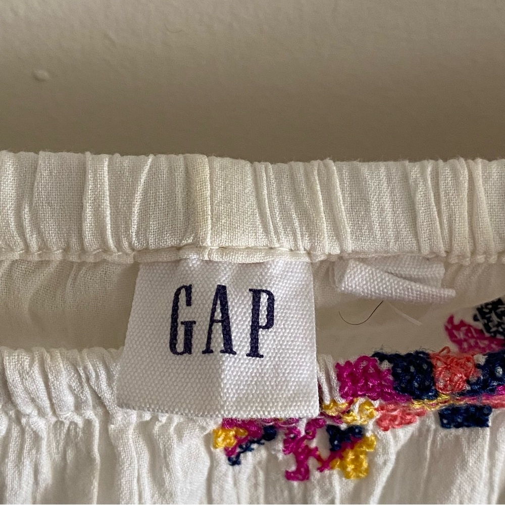 Gap L off white Floral Embroidered wide neck top. - Picture 3 of 6